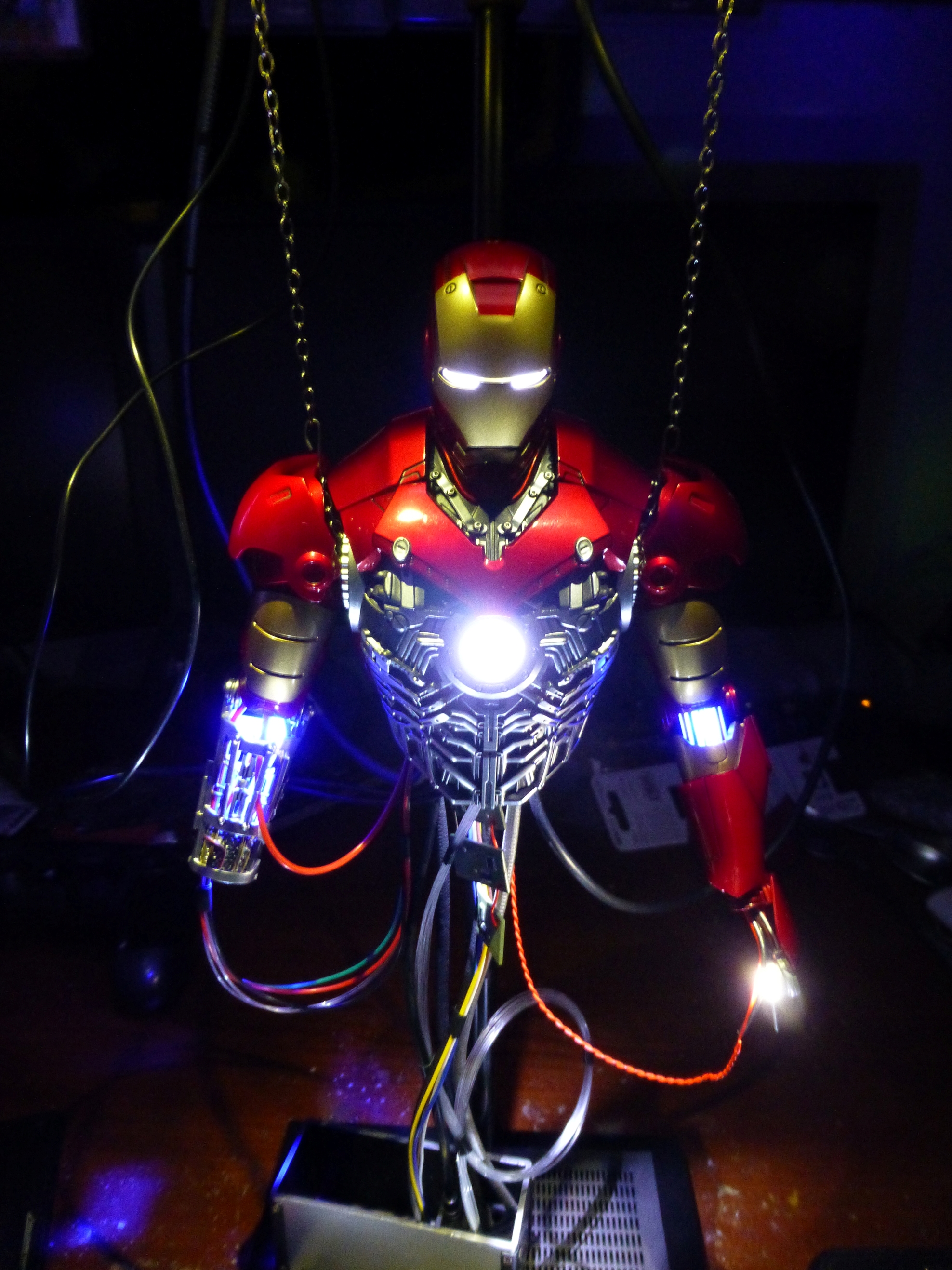 [Hot Toys] Iron Man: Mark 3 - Construction Version Diorama - 1/6 scale Attachment